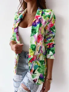 Dettaglio del blazer con vivace stampa floreale, motivi graffiti e risvolto classico