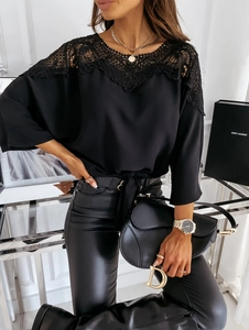 Detail von elegantem schwarzen Spitzenkragen und Chiffon-Textur bei Damen-Langarmshirt
