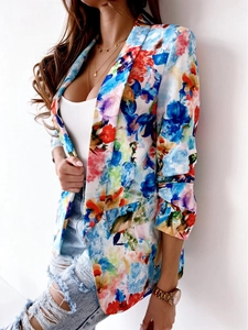 Dettaglio blazer con stampa floreale colorata, maniche arricciate e revers classico