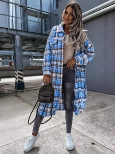 Dettaglio della giacca a camicia lunga a quadri con grandi tasche e motivo in flanella blu