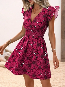 Détail de la robe fleurie rose foncé avec col en V, taille froncée et manches à volants
