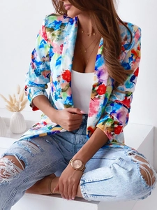 Dettaglio ravvicinato del blazer con stampa floreale vivace e trama in tessuto leggero