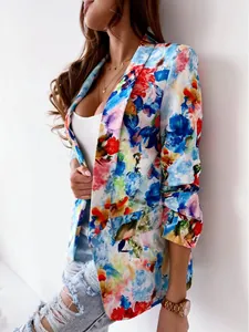 Dettaglio blazer con stampa floreale artistica, revers classico e maniche arricciate