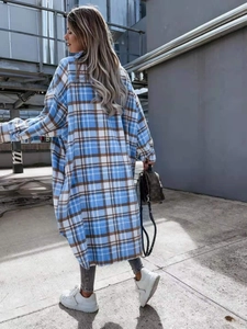 Giacca a camicia lunga a quadri blu e marroni, vista posteriore con vestibilità rilassata