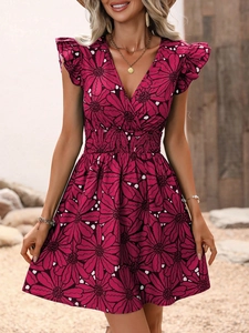 Détail du décolleté en V profond et motif floral magenta avec manches à volants