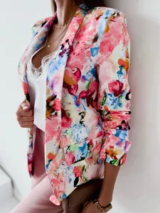 Dettaglio della vivace stampa floreale e del risvolto sulla giacca blazer da donna