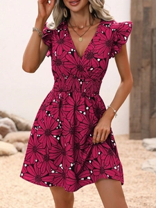 Détail d'une robe d'été à imprimé floral avec col en V, manches volantées et taille