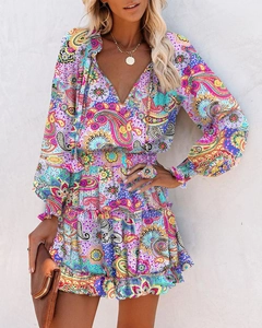 Détail d'une robe bohème à motif paisley avec col en V et manches à volants