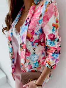 Dettaglio laterale di un blazer da donna con vivaci motivi floreali rosa e blu