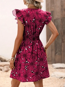 Détail d'une robe fleurie à col en V avec manches à volants et taille haute élastique