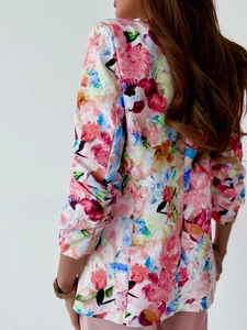 Dettaglio della stampa floreale colorata e della trama del tessuto sul blazer casual da donna