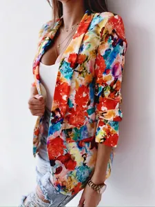 Dettaglio di un blazer da donna con vivaci motivi floreali astratti e risvolto classico