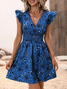 Détail de robe d'été fleurie avec col en V, manches volantées et taille haute élastique