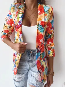 Dettaglio del blazer floreale colorato con risvolto e vivace stampa a fiori astratti