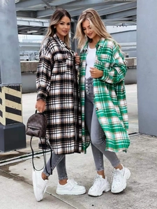 Dettaglio di giacche a camicia lunghe a quadri con taschini sul petto in stile street