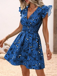 Détail d'une robe d'été bleue à fleurs avec col en V, manches volantées et tournesols
