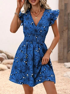 Détail de robe à col en V avec grand imprimé marguerites et manches à volants