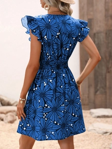 Détail de robe bleue à fleurs sans manches avec taille élastique et volants au dos