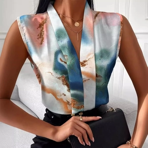 Haut chic sans manches en satin à col en V avec un imprimé marbre abstrait bleu et orange