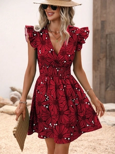 Détail d'une robe rouge fleurie avec taille smockée et volants au col en V