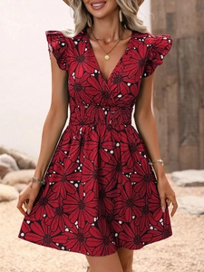 Détail de robe d'été rouge à imprimé fleuri avec manches à volants et taille élastique
