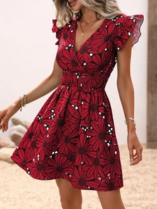 Détail de la robe rouge à fleurs avec taille smockée et manches à volants légers