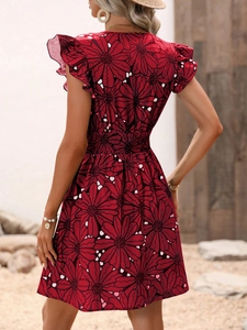 Détail de la robe rouge à fleurs avec manches à volants et taille haute élastique
