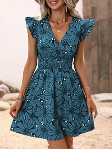 Détail de la robe fleurie bleue avec décolleté en V et volants délicats sur les épaules