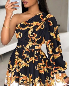 Détail d'une robe bohème à une épaule avec imprimé baroque doré et manche lanterne