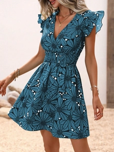 Détail de la robe fleurie bleu foncé avec décolleté en V profond et manches à volants