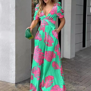 Combinaison verte à col en V, imprimé tropical rose et taille haute avec ceinture