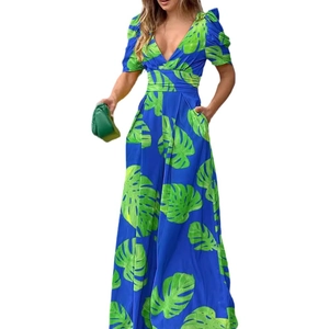Combinaison femme à col en V avec jambes larges et imprimé de feuilles tropicales vert