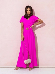 Détail d'une combinaison fuchsia à col en V avec ceinture à boucle dorée élégante