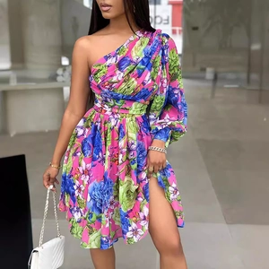 Robe midi bohème à fleurs une épaule, manches longues et fente haute avec imprimé