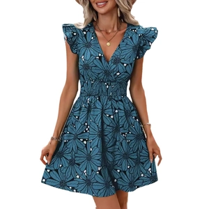 Robe d'été courte à fleurs avec col en V, volants aux manches et taille élastique bleue