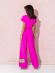 Vue arrière d'une combinaison fuchsia à taille haute, jambes larges et manches courtes