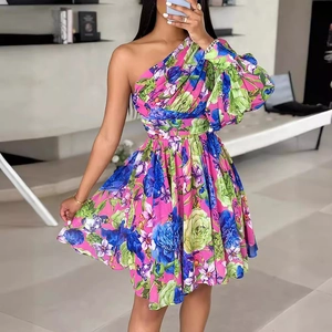 Robe courte asymétrique pour femme à imprimé floral coloré avec taille plissée
