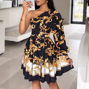 Robe bohème à une épaule, manches longues, imprimé baroque et jupe plissée