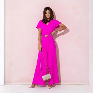 Combinaison pantalon fuchsia col V manches courtes avec ceinture à boucle dorée