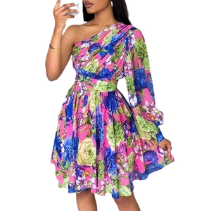 Robe courte bohème à épaule dénudée et imprimé fleuri rose vif avec manches longues