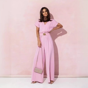Combinaison femme rose clair avec col en V, manches courtes, pantalon large et ceinture dorée