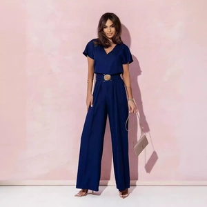 Combinaison pantalon bleu marine à col en V et ceinture à boucle dorée pour femmes