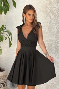 Détail de robe noire à col en V avec nœuds aux épaules et coupe trapèze élégante