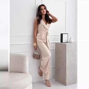 Elegante tuta smanicata champagne con scollo a V e pantaloni a gamba larga con cintura