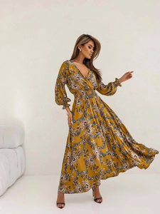 Détail d'une robe longue bohème imprimée avec col en V, manches lanterne et motif ethnique