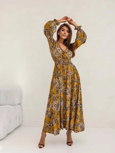 Robe longue fleurie jaune moutarde avec décolleté en V profond et taille élastique ajustée
