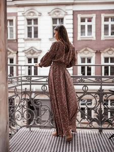 Détail de robe à imprimé paisley avec taille smockée et poignets élastiques