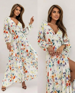 Détail d'une robe maxi fleurie col en V avec taille élastique et motifs bohèmes