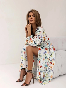 Robe longue blanche à fleurs avec col en V, manches longues et fente latérale