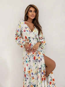 Détail de la robe longue à fleurs avec col en V, manches longues et fente latérale haute